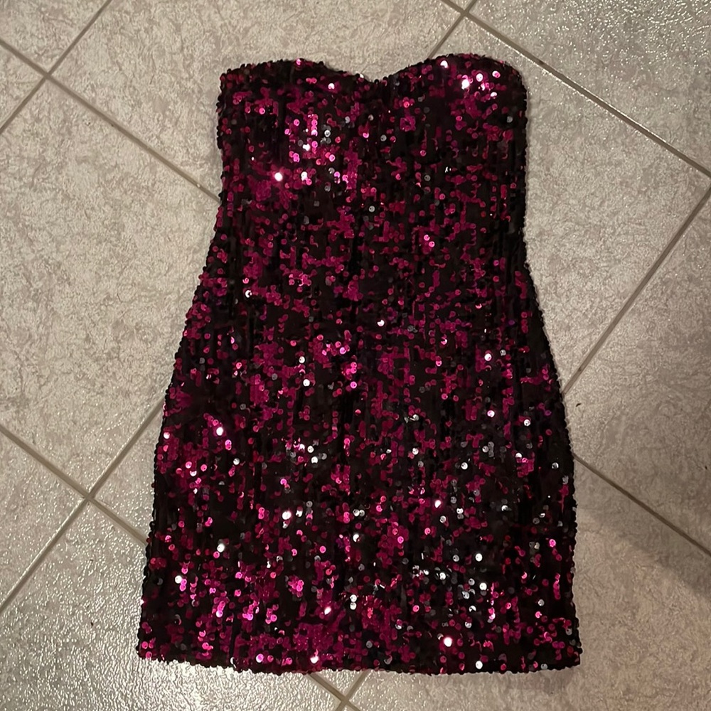 Hot pink magenta purple sequin mini dress, stretchy, comfy. Sweetheart neckline
